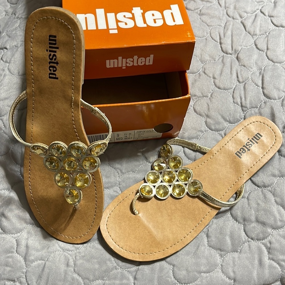 Gold Unlisted flat sandals 9